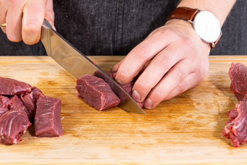 Fleisch in Würfel schneiden