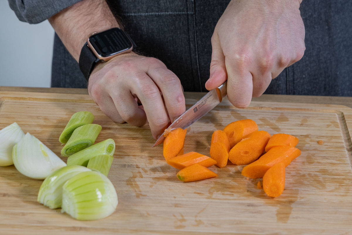 Karotten in schräge Stücke schneiden