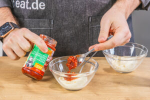 Chili-Sauce dazugeben