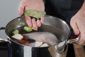 Gänsekeulen mit Gemüse und Gewürzen kochen