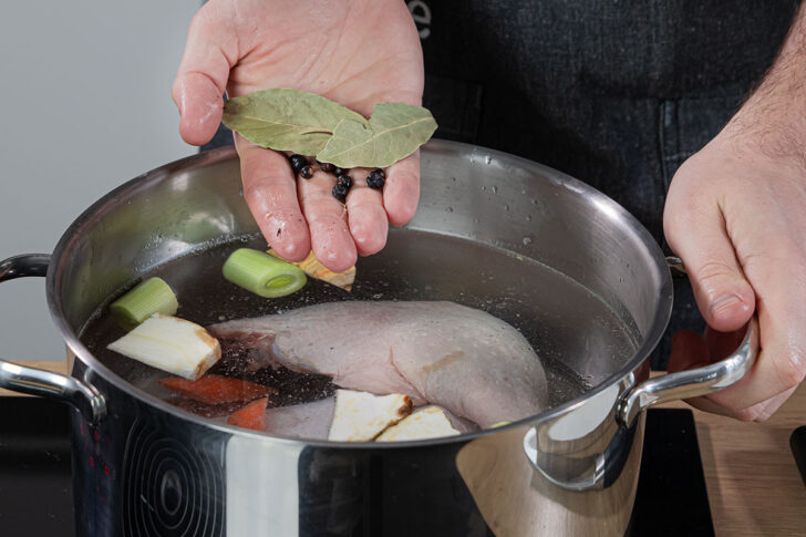 Gänsekeulen mit Gemüse und Gewürzen kochen