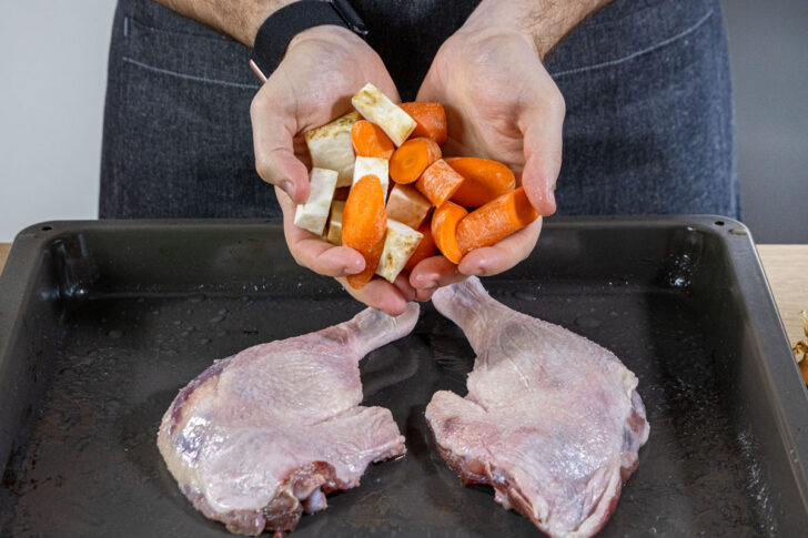 Gemüse zu den Gänsekeulen geben