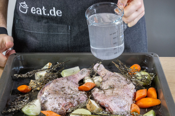Wie Lange Brauchen 2 Gänsekeulen Im Backofen Garzeit der Gänsekeule: Wie lange sollte man sie braten? - eat.de