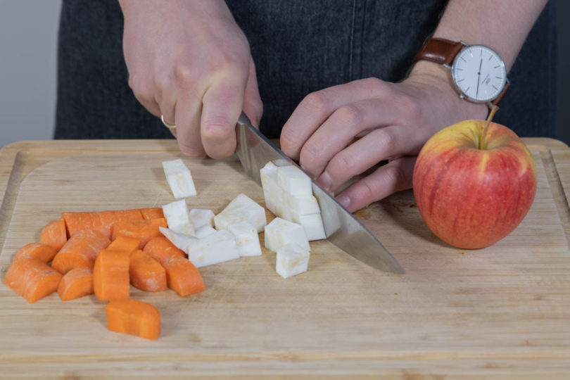 Karotten, Sellerie und einen Apfel in grobe Stücke schneiden