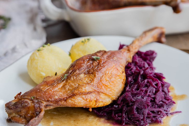 knusprige Gänsekeule mit Rotkraut und Klößen