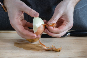 Zwiebel schälen