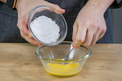 Butter mit Puderzucker mischen