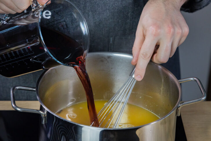Glühwein in den Topf gießen