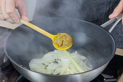 grüne Thai Cury Paste mit anschwitzen