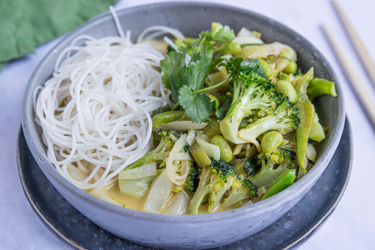 veganes grünes Thai Curry mit Reisnudeln