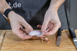 Zwiebel schälen