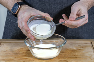 Joghurt zum Dressing für klassischen Heringssalat geben