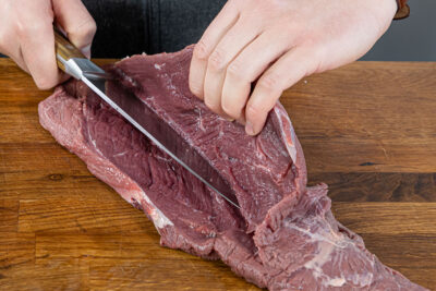 Hirschfleisch mit Schmetterlingsschnitt aufschneiden