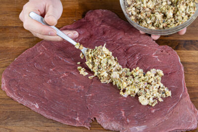 Fleisch mit Füllung bestreichen