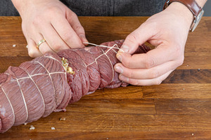 Hirschrollbraten mit Küchengarn binden