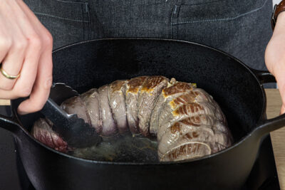 Rollbraten von allen Seiten anbraten