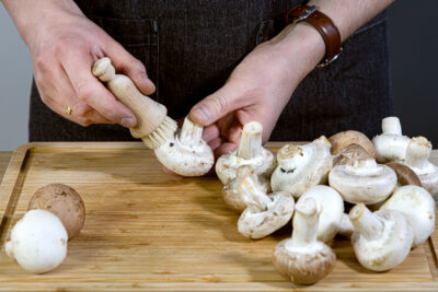 Champignons putzen