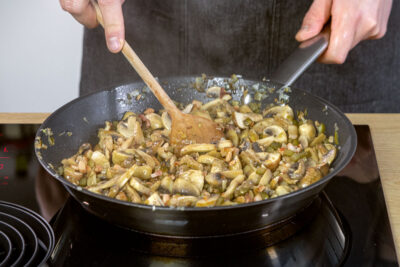 Füllung für die Hirschrouladen anbraten