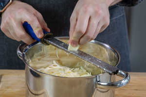 Koblauch zum Käse reiben