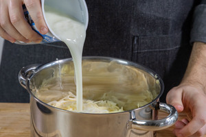 Buttermilch zum Käse gießen