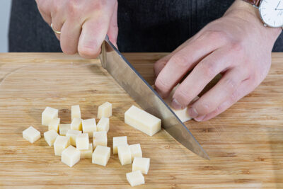 Gruyère in Würfel schneiden