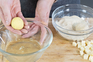 Kartoffelbällchen panieren