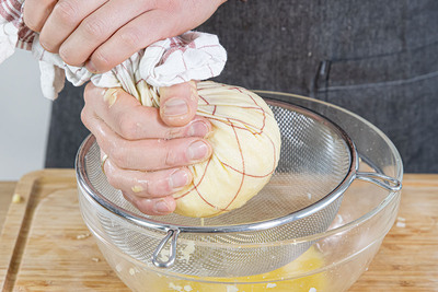 Kartoffelmasse gut ausdrücken