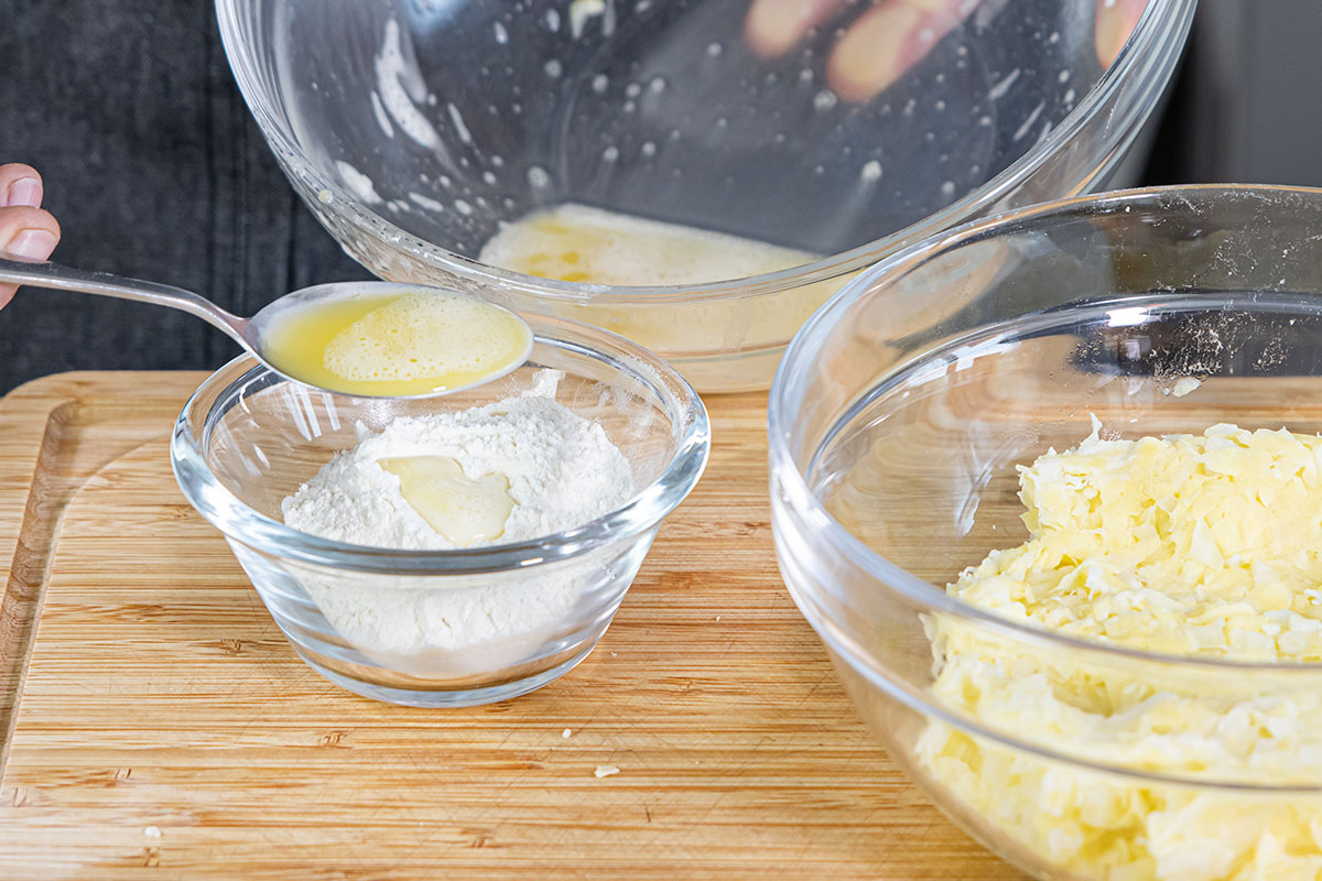 Mehl mit Kartoffelwasser mischen