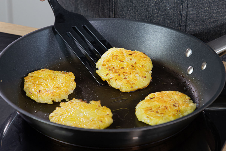 Herzhafte Kartoffelpuffer ohne Ei zubereiten | Rezept - eat.de
