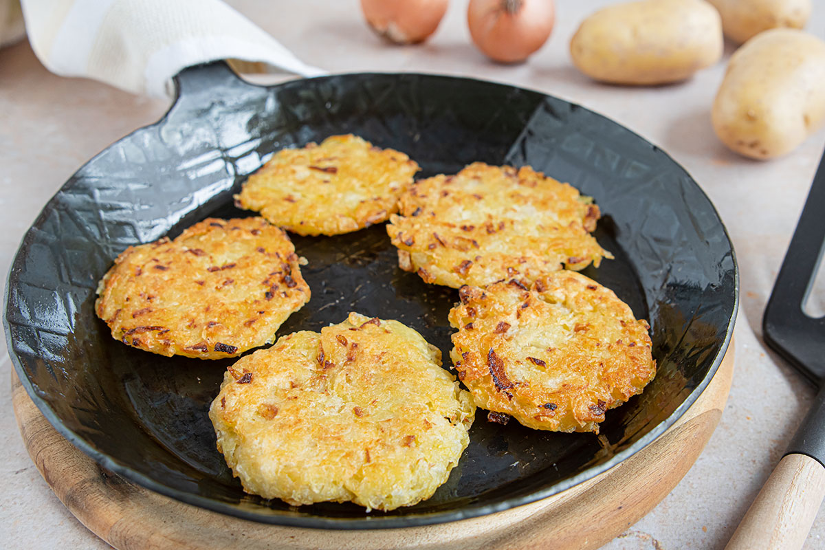 Herzhafte Kartoffelpuffer ohne Ei zubereiten | Rezept - eat.de