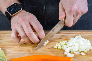 Knoblauch würfeln