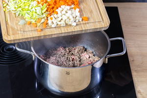 Gemüse zum Fleisch geben