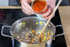 Tomaten zum Hackfleisch geben