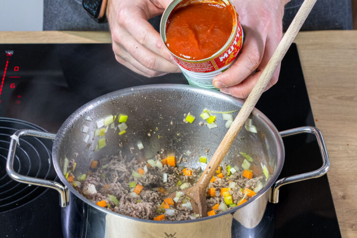Tomaten zum Hackfleisch geben