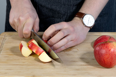 Äpfel in grobe Stücke schneiden
