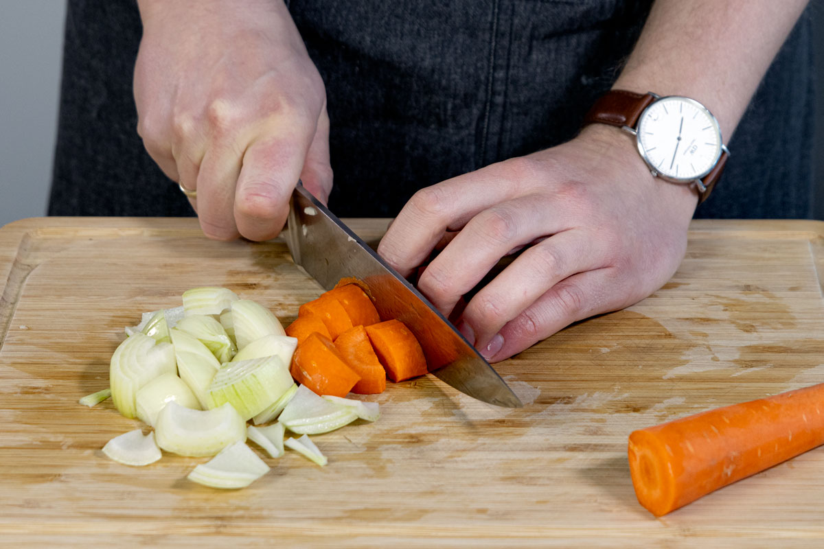 Karotten und Zwiebeln schneiden