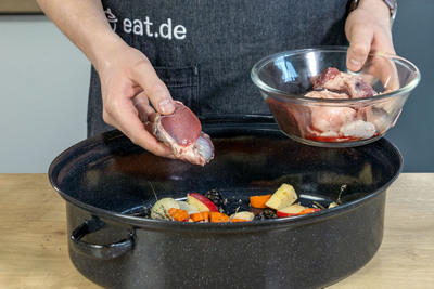 Gänseklein in den Bräter geben