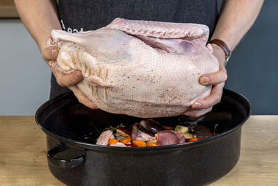 Gans in den Bräter geben