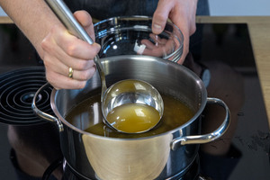 Fett von der Sauce abschöpfen