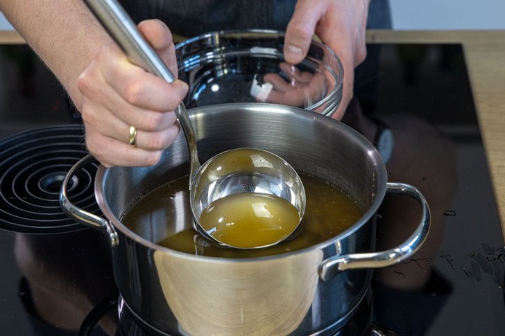 Fett von der Sauce abschöpfen