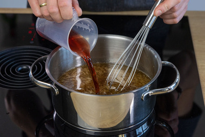 Rotwein zur Sauce geben