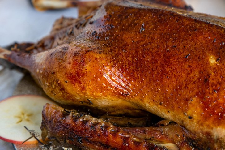 Klassischer Gänsebraten mit Äpfeln