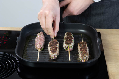 Die Köfte in einer Grill-Pfanne anbraten.