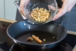 Erdnüsse mit Gewürzen anbraten