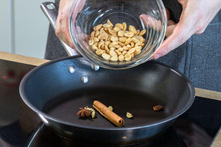 Erdnüsse mit Gewürzen anbraten