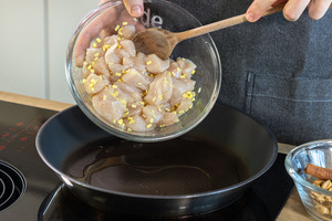 Hähnchen und Ingwer anbraten