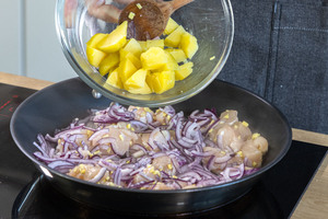 Kartoffeln in die Pfanne geben