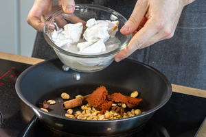 Kokosmilch in die Pfanne geben