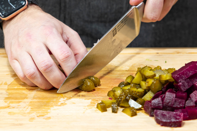 Gewürzgurken und rote Bete in würel schneiden