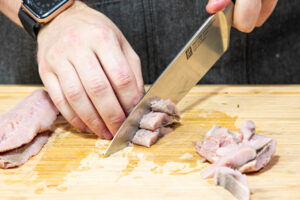 Matjesfilets in Stücke schneiden